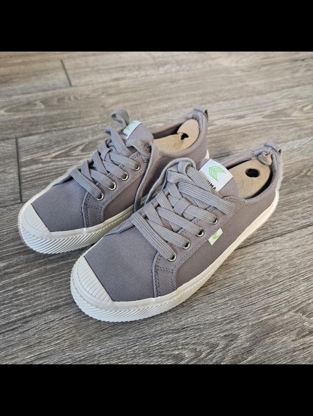 Cariuma OCA Low Canvas Sneaker in Mystic Grey